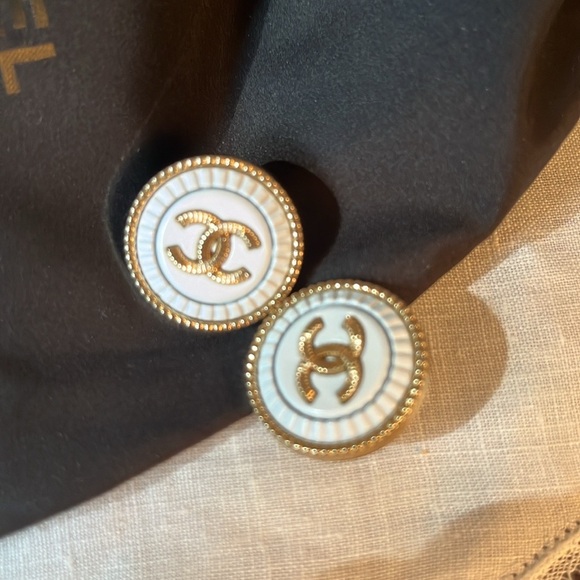 Button earrings - Picture 3 of 6